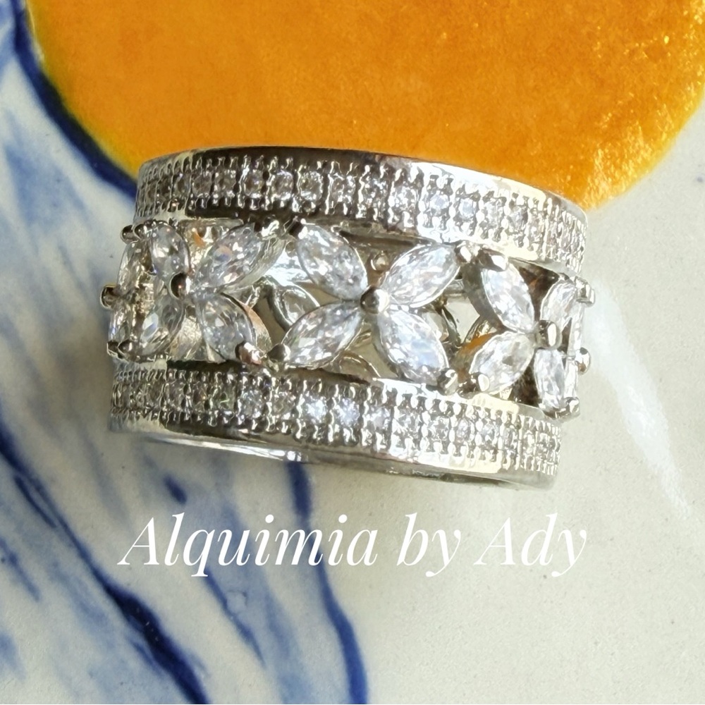 PINKY RING 💍 Silver Floral Band Ring with Clear Stones
